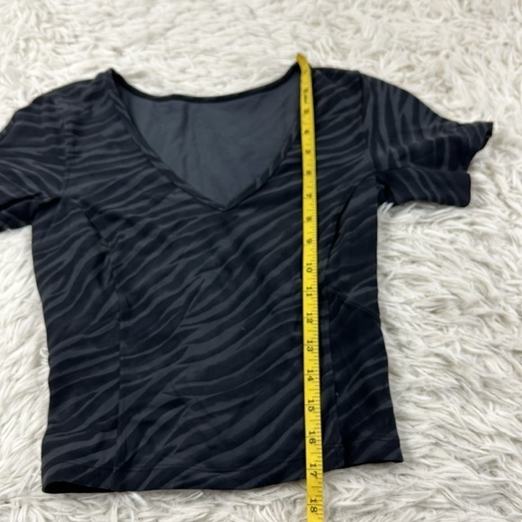 Lululemon Nulu Cropped Slim Yoga Short Sleeve Le Tigre Camo Deep Coal Multi - Picture 3 of 4